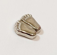 Vintage 1979 V. Evers Precious Baby Feet Metal Collectible Lapel Pin