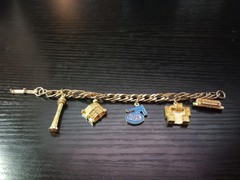 Vintage Gold Tone Charm Bracelet Century 21 Exposition Souvenir Eiffel Tower 7″