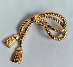 Vintage Knotted Cable Rope Double Dangle Tassel Charms Gold Tone Brooch Unsigned