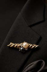 Vintage 1928 Jewelry Co. Faux Pearl Bar Brooch Pin Gold Tone With Original Box
