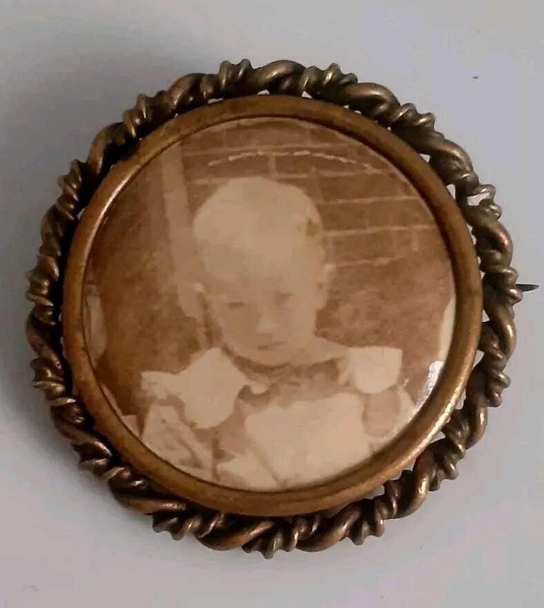 Antique Small Round Photo Pendant W/photo. C Clasp
