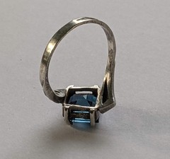 Vintage ring sterling silver 925 Size 8.5 Weight 3.29 g. Blue gem. Gold insert.