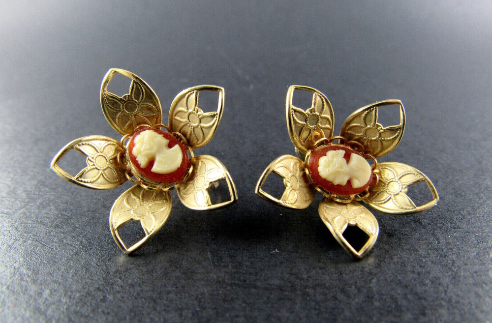 VINTAGE GOLD TONE CAMEO IN FLOWER EARRINGS ER23