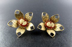 VINTAGE GOLD TONE CAMEO IN FLOWER EARRINGS ER23