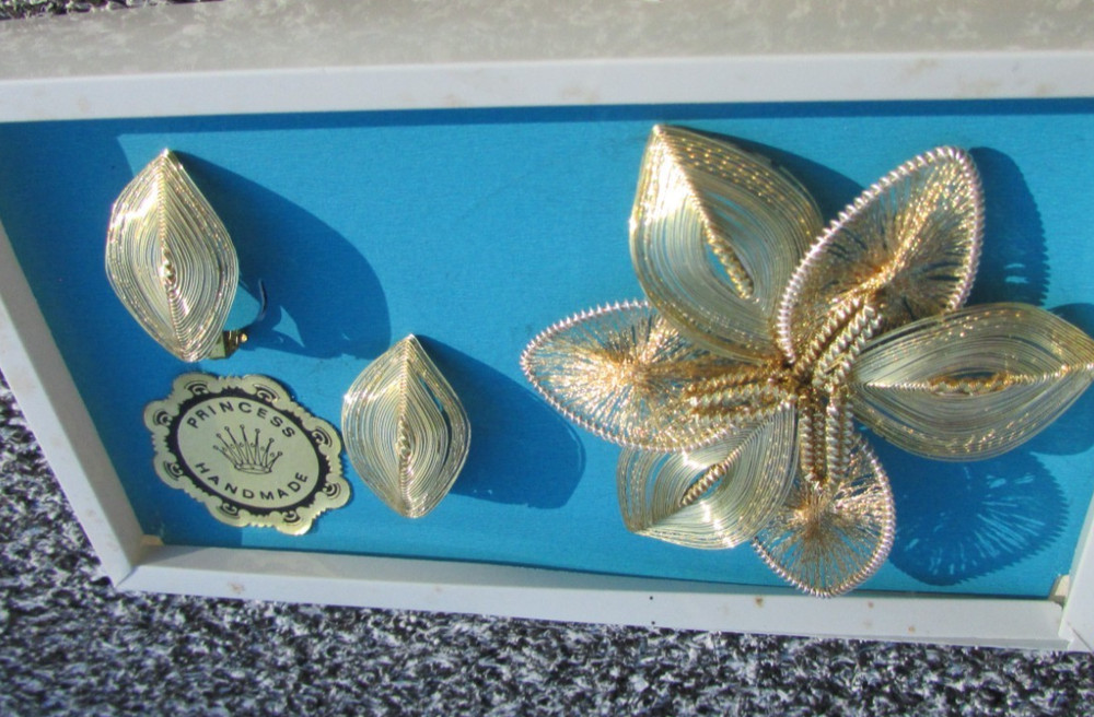 VTG Princess Jewelry Gold Tone Brooch and Earrings Set Germany Spun Wire