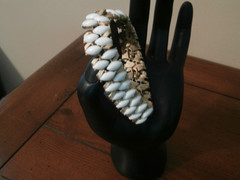 Vintage Crown Trifari Brushed Textured Gold-Tone White Beaded 7.5″ Bracelet