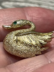 Green Eyed Swan Pin Brooch Gold Toned Vintage Gerry’s Fashion Jewelry 1.25”
