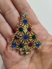 VTG Christmas Tree Brooch Lapel Pin Gold Toned Green Red & Blue Rhinestones
