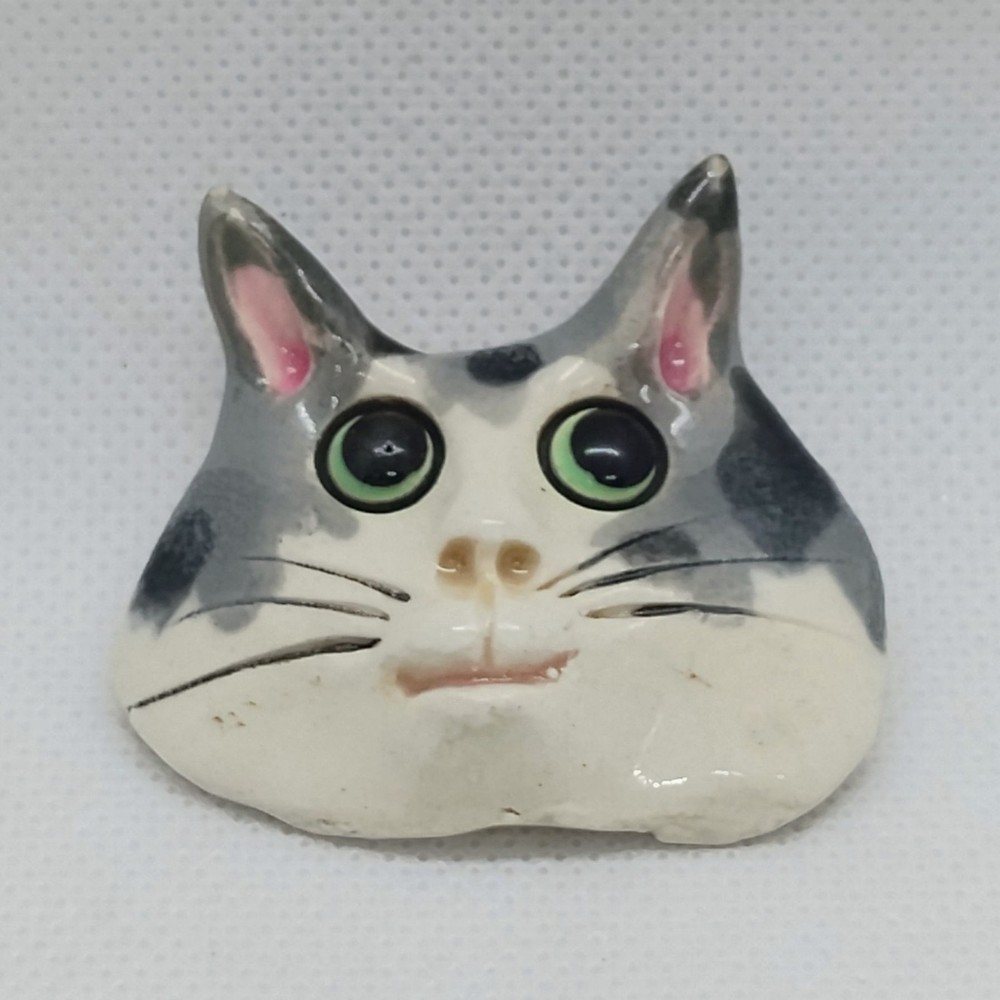 Vintage Handmade Clay Painted Cat Brooch Grey White Green Eyed Tabby 1 3/4″
