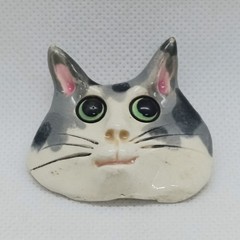 Vintage Handmade Clay Painted Cat Brooch Grey White Green Eyed Tabby 1 3/4″