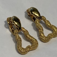 VTG Signed TRIFARI Gold Tone DOORKNOCKER EARRINGS Clip Hinged Texture Triangle