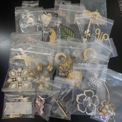 Lot of 26 Vintage Estate Jewelry Costume Brooches Pin Brooch Mix Metal