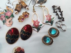 12 LOT G VINTAGE ESTATE PIERCED EARRINGS DANGLE HUGGIE CLOISONNE HEART FLORAL