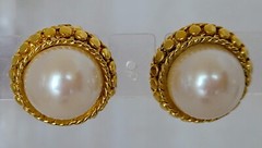 Vintage Tacoa Clip-on Earrings ~ Faux Pearls w/Gold Band ~ 7/8″ D ~ in Box ~ EUC