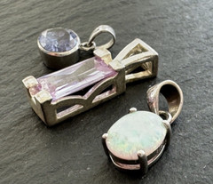 THREE VINTAGE STERLING SILVER SPRING COLOR GEM CHARM PENDANTS G354