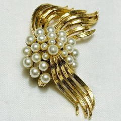 Vintage Signed ART Gold Tone Faux Pearl Floral Brooch/Pin B146
