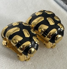 Vtg Signed Graziano Raised Gold Tone Design & Black Enamel Clip On Earrings 1”