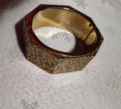 BEAUTIFUL VINTAGE HOBE SIGNED GOLD HINGE ENGRAVED BRACELET