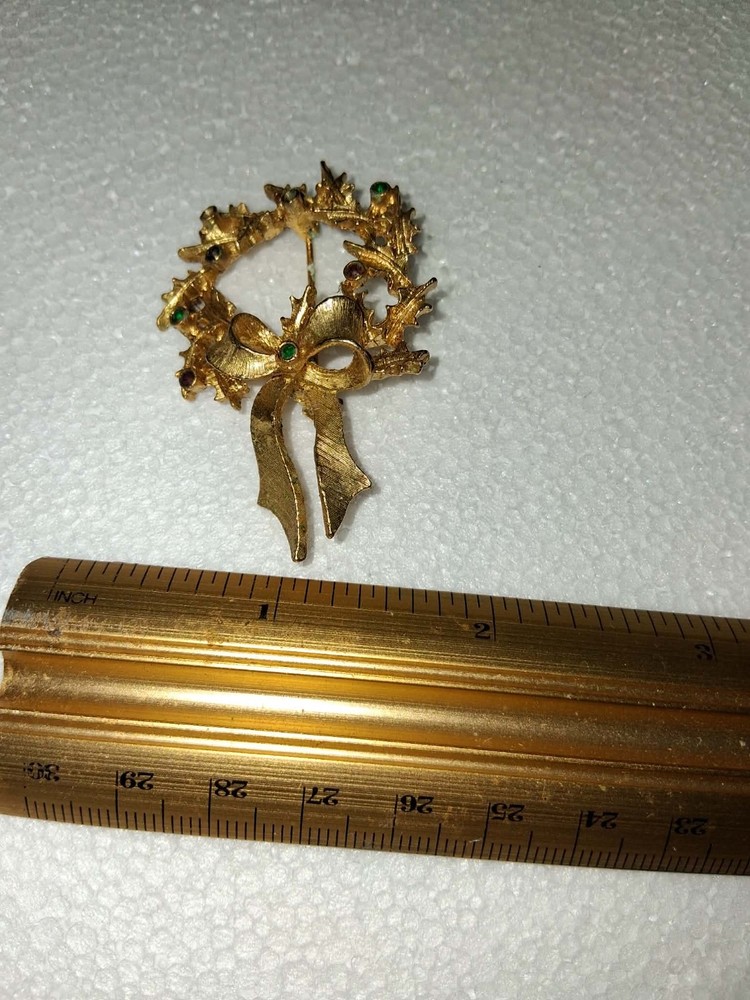Vtg Gold Tone Christmas Wreath Red Green Rhinestones Brooch Pin Signed MYLU