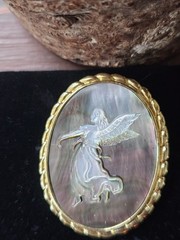Vtg Brooch/Pendant Carved Cameo Guardian Angel Abalone Shell Gold Tone Oval