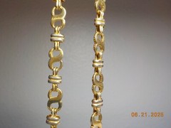 KL? KJ? KR? KP? SIGNED GOLDTONE METAL FANCY 8 AND BAR LINK CHAIN 23.5″ L 1/4″ W