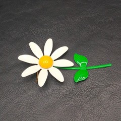 Vintage Jewelry White, Yellow And Green Enamel Flower Pin Brooch. 17.463