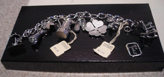 VINTAGE 1960’s ‘JEWELART’ STERLING SILVER 7 INCH CHARM BRACELET (8 CHARMS)
