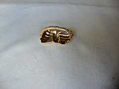 VTG 1970s RIBBON BOW GOLD TONE HINGED W/SAFETY CATCH DRESS/SCARF CLIP