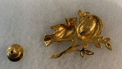VINTAGE BROOCH GOLD TONE PIN 1.5″ ANIMAL FAUX PEARL BIRD NEST