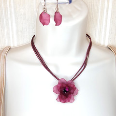 Artisan Vtg Y2K Burgundy Frosted Flower Statement Necklace & Earrings Set