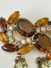 VTG BROWN AMBER AURORA COLOR BOREALIS BROOCH & CLIP ON EARRINGS