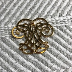 Gold tone 2D curly filigree brooch pin