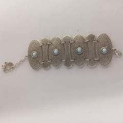 Elegant Vintage Bracelet with Blue Stone Accents & Antique Style