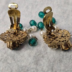 W Germany Filigree Goldtone GREEN RHINESTONE Faux Pearl 3 DANGLE Brooch Clip-ons