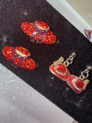 Vintage Red Hat – 7 Brooches And 2 Pairs Of Earrings
