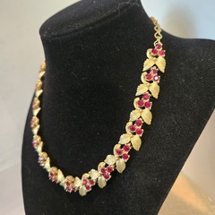 Vtg Red Rhinestone Holly Choker Necklace 15.5 in Gold Tone Adj Christmas Holiday