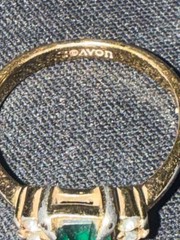 VTG AVON GOLD TONE RING EMERALD STONE RHINESTONES SIZE 5.75