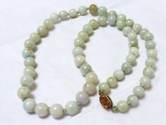 CHINESE VINTAGE NATURAL GREEN JADE 8mm-10mm BEAD NECKLACE, 65 grams