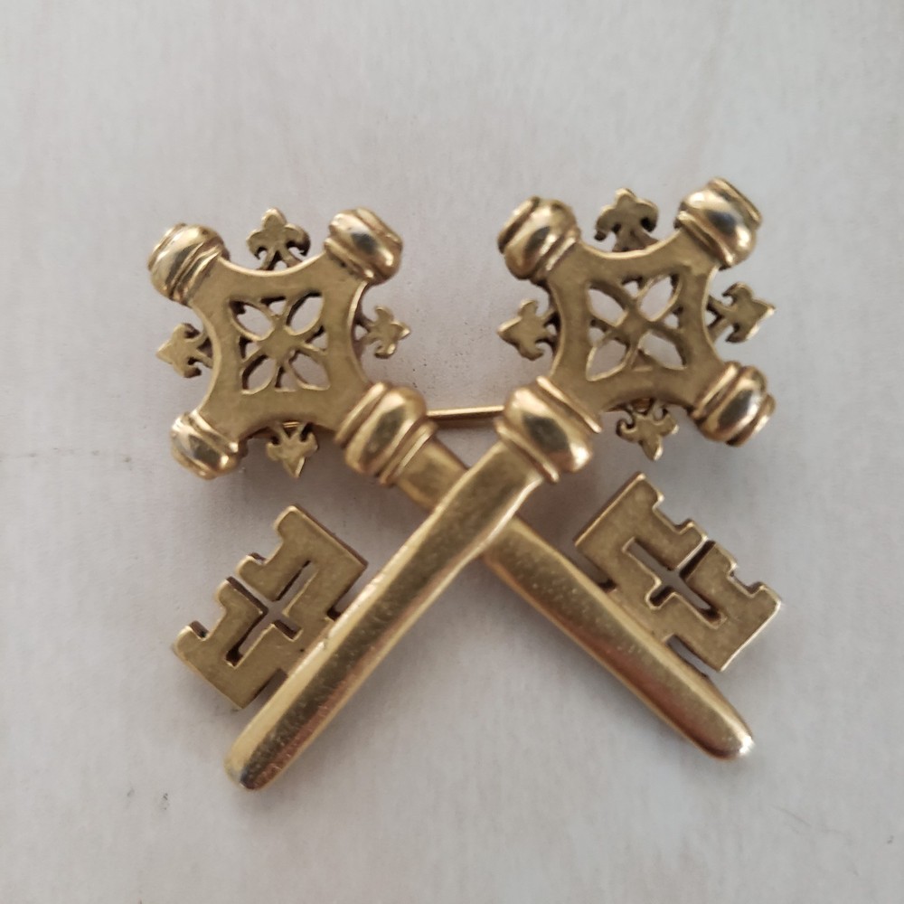 Signed MMA 1982 Vintage Matte Gold Tone Skeleton Key Brooch Pin St. Peter’s Keys