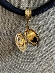 1928 Brand Cameo Choker Mini PhotoHolder Necklace Black Velour Golden Hardware