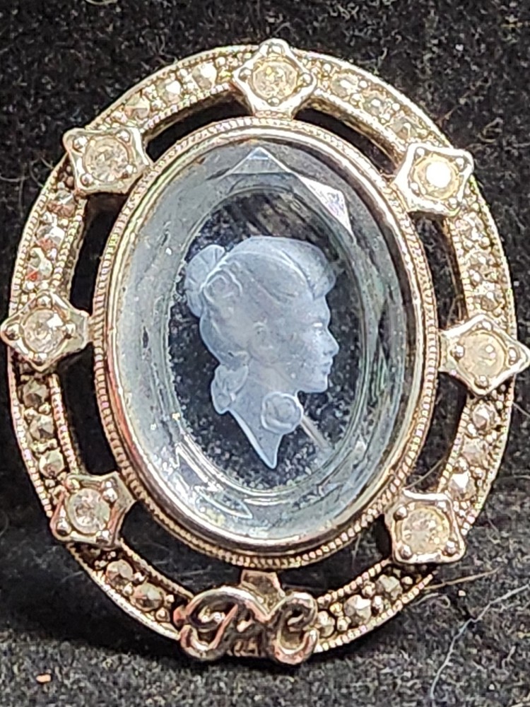 Avon President Recognition Cameo Glass Portrait Brooch 1.5 Inch S1