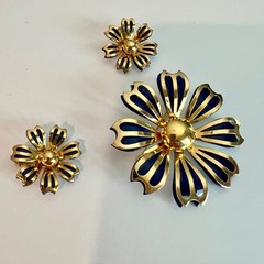 Large Vtg 1960s Gold Tone Navy Blue Enamel Flower Brooch Pin Earrings Set NICE!!