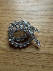 Vintage ORA Rhinestone Leaf-Swirl Brooch and Climber Earrings from late 1950s