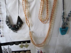 8# Vintage-Now 217pc Costume Jewelry Necklace Earrings Pins Bracelets Lot (Bb17