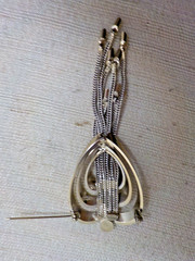 Vintage Kramer Signed Triple Heart Mesh Chain Dangle Brooch Polished Gold Tone