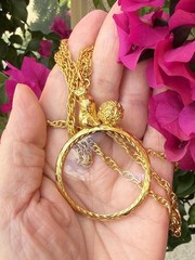 Vintage Gold Tone Cat & Yarn Ball Magnifying Glass Pendant Necklace on 31″ Chain