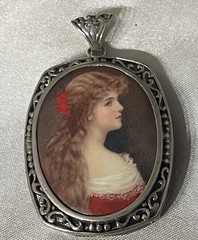 VINTAGE HAND PAINTED CAMEO PORTRAIT ON BLACK ONYX IN FILIGREE STERLING FRAME