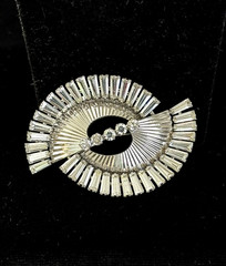 VTG Unmarked BOUCHER Rhodium Plated Clear Rhinestone ATOMIC TWIST Pin Brooch