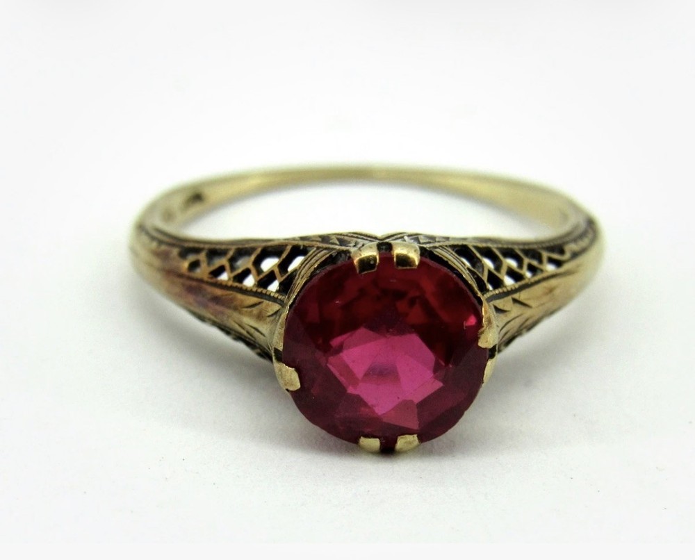 Antique. 14K Gold 1.5 Carat Ruby Antique Filigree Ring Size 6.5 Grams 2.0