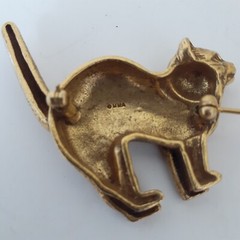 Vintage Signed MMA Metropolitan Museum Art Gold Tone Suprised Cat Brooch Pin